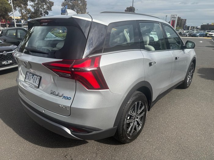 2024 Mahindra XUV700 AX7L