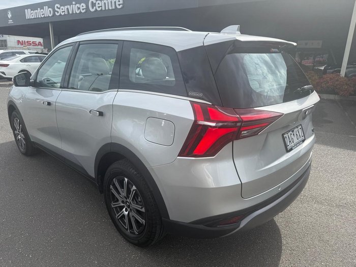 2024 Mahindra XUV700 AX7L