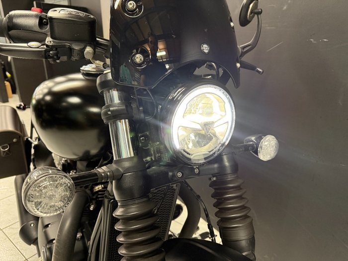 2018 TRIUMPH BONNEVILLE BOBBER BLACK Black