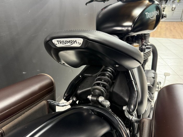 2018 TRIUMPH BONNEVILLE BOBBER BLACK Black