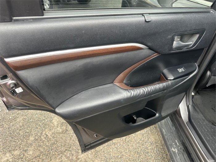 2014 TOYOTA KLUGER GRANDE (4x2)