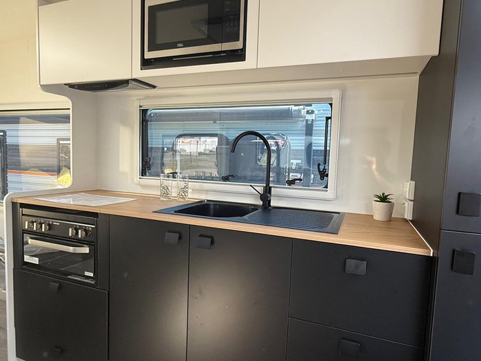 2025 New Age Caravans 19' Manta Ray Expedition Mr19exp Save $ 10,899 Was $108,990