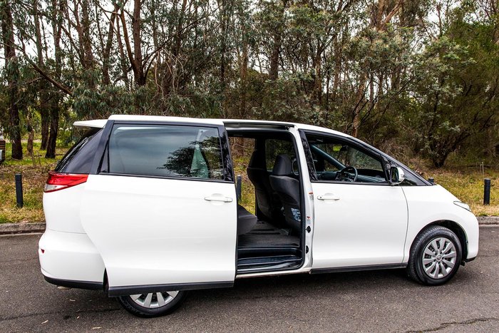 2017 Toyota Tarago GLi