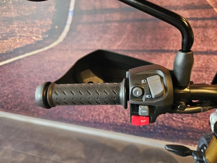 2025 Triumph Scrambler 400 XC Scrambler Grey