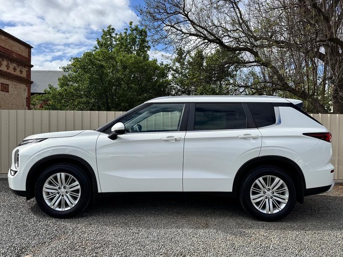 2022 Mitsubishi Outlander LS
