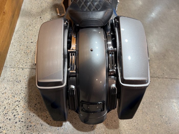 2017 Harley-davidson FLHR ROAD KING BILLET SILVER