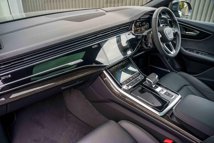 2025 Audi Q8 55 TFSI S line