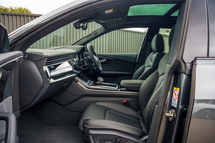 2025 Audi Q8 55 TFSI S line