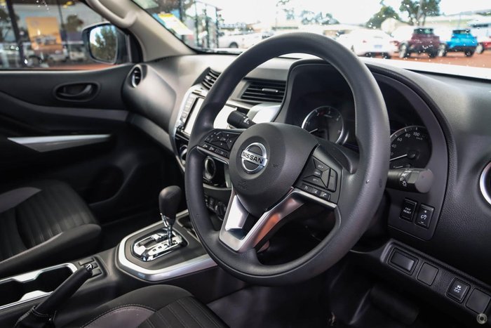 2025 Nissan Navara SL