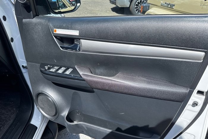 2025 Toyota Hilux SR5 48V