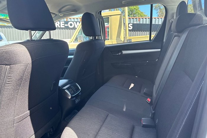 2025 Toyota Hilux SR5 48V