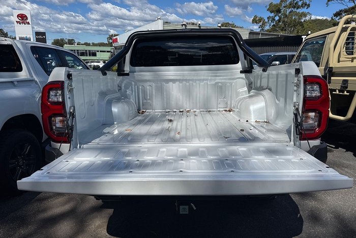 2025 Toyota Hilux SR5 48V