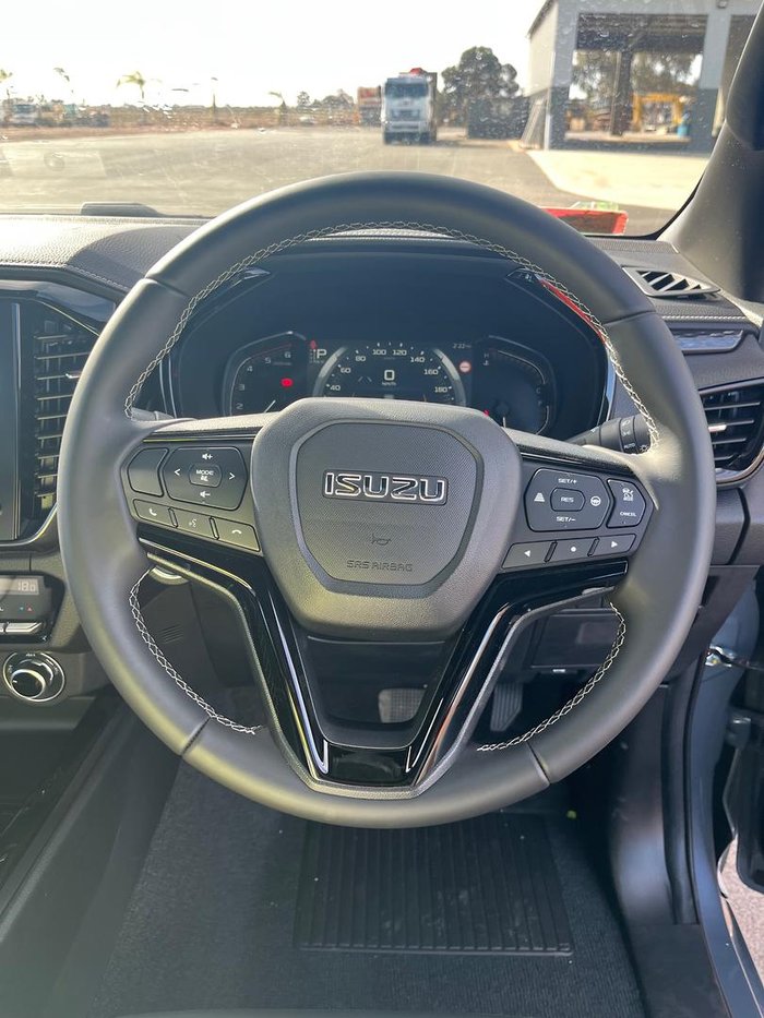 2025 Isuzu D-MAX BLADE