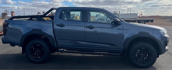 2025 Isuzu D-MAX BLADE