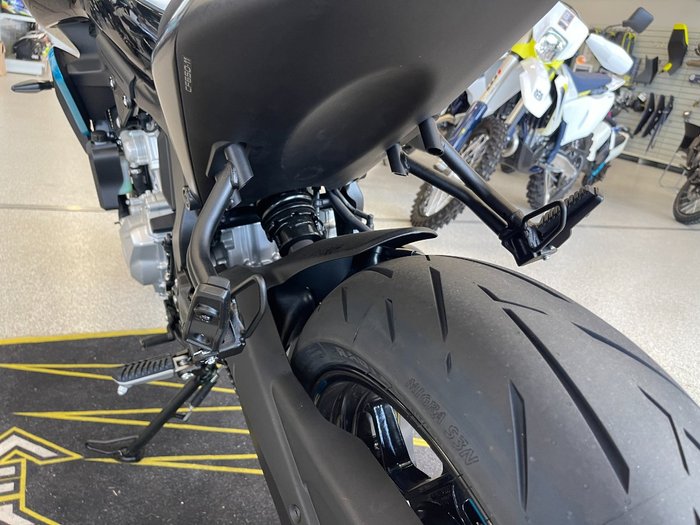 2025 CFMOTO 675 NK WHITE