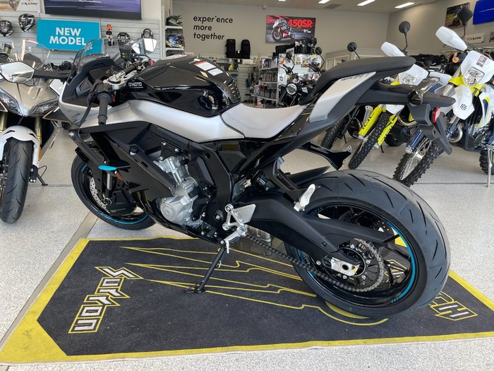 2025 CFMOTO 675 SR-R NEBULA BLACK