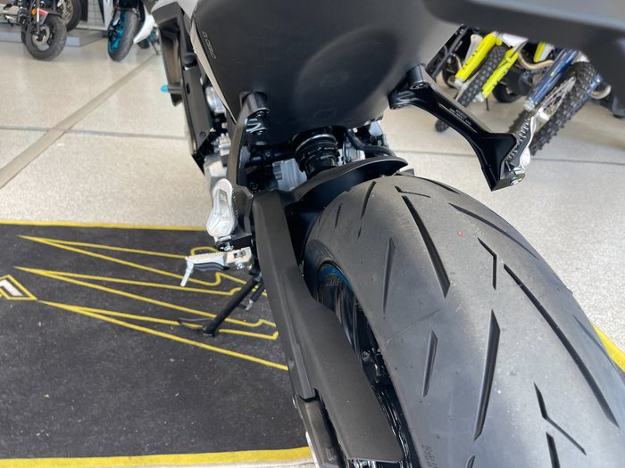 2025 CFMOTO 675 SR-R NEBULA BLACK