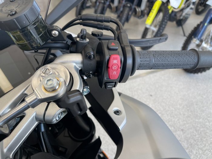 2025 CFMOTO 675 SR-R NEBULA BLACK