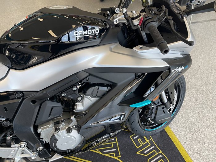 2025 CFMOTO 675 SR-R NEBULA BLACK