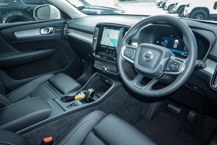 2025 Volvo XC40 Plus B4