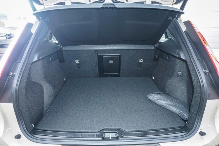 2025 Volvo XC40 Plus B4