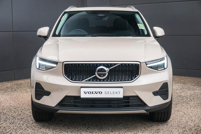 2025 Volvo XC40 Plus B4