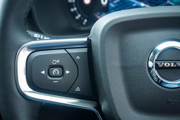 2025 Volvo XC40 Plus B4