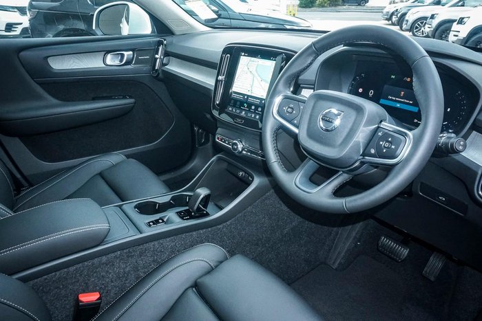 2025 Volvo XC40 Plus B4