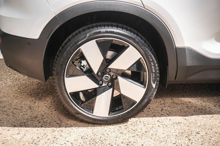 2025 Volvo EX40 Ultra Twin Motor Performance