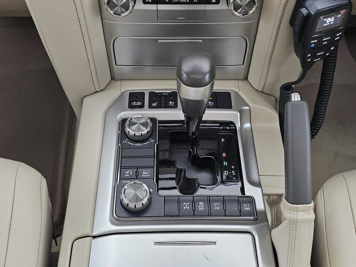 2018 Toyota Landcruiser Sahara VDJ200R 4X4 Dual Range White