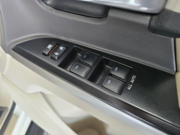 2018 Toyota Landcruiser Sahara VDJ200R 4X4 Dual Range White