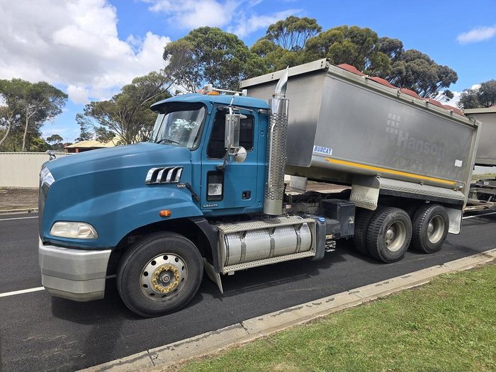 2015 Mack Granite - Truck+Dog
