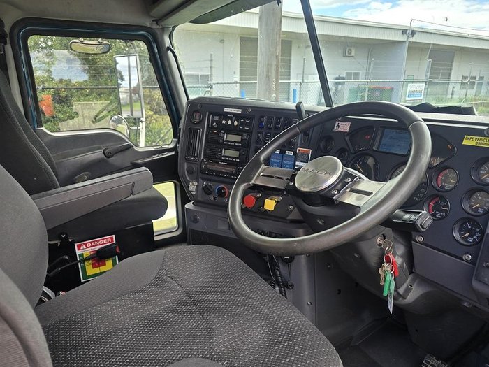 2015 Mack Granite - Truck+Dog