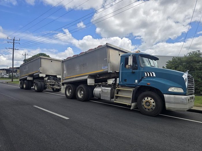2015 Mack Granite - Truck+Dog