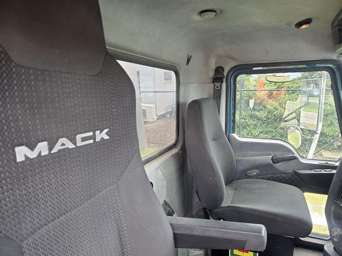 2015 Mack Granite - Truck+Dog