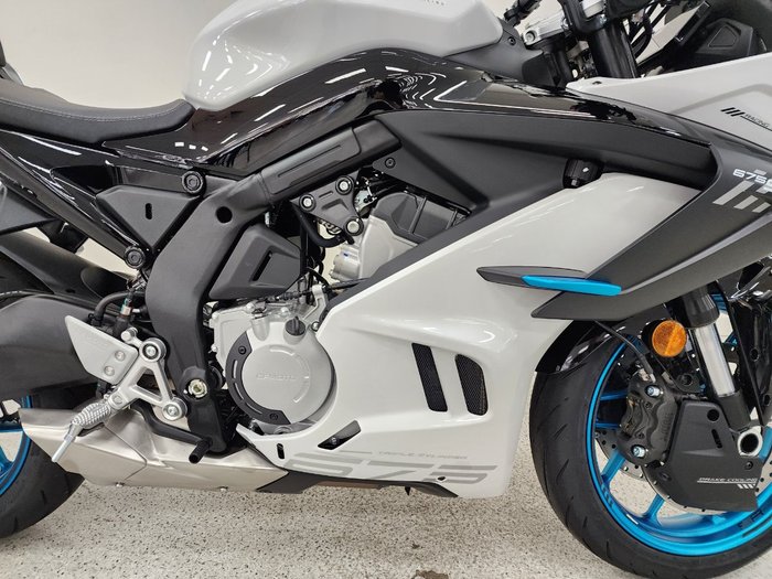 2025 CFMOTO 2025 CF Moto 675CC 675SR-R ABS Road NEBULA WHITE