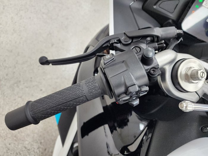 2025 CFMOTO 2025 CF Moto 675CC 675SR-R ABS Road NEBULA WHITE