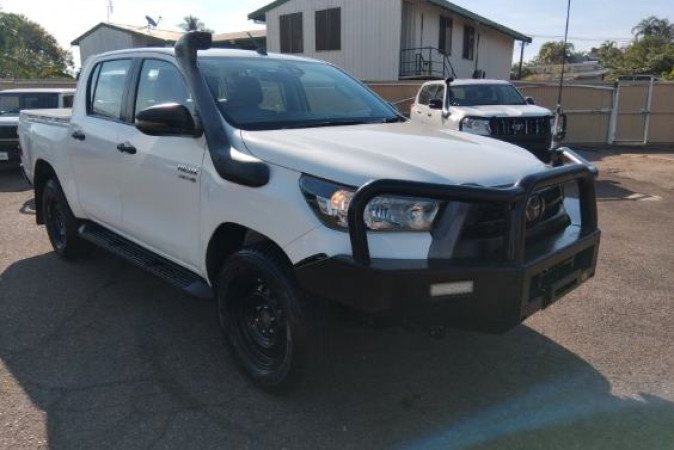 2021 TOYOTA HILUX SR (4x4)