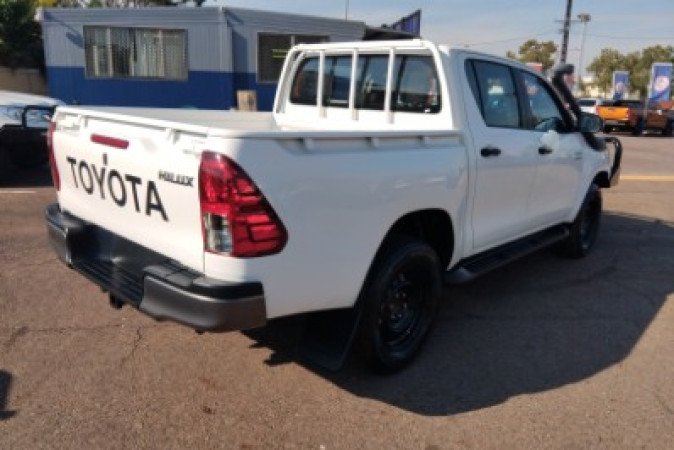 2021 TOYOTA HILUX SR (4x4)