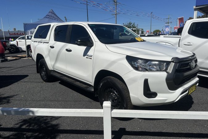 2022 TOYOTA HILUX SR (4x4)