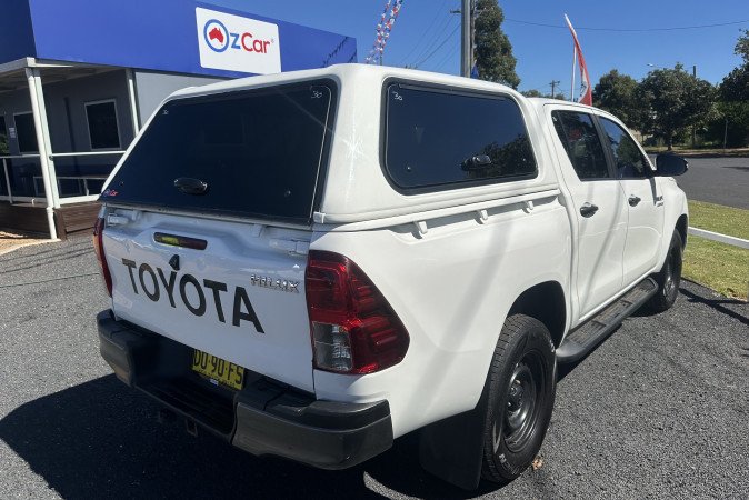 2022 TOYOTA HILUX SR (4x4)