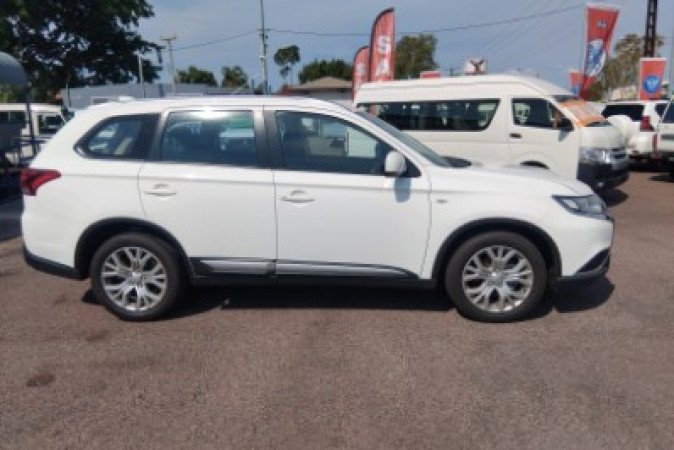 2020 MITSUBISHI OUTLANDER ES 7 SEAT (AWD)