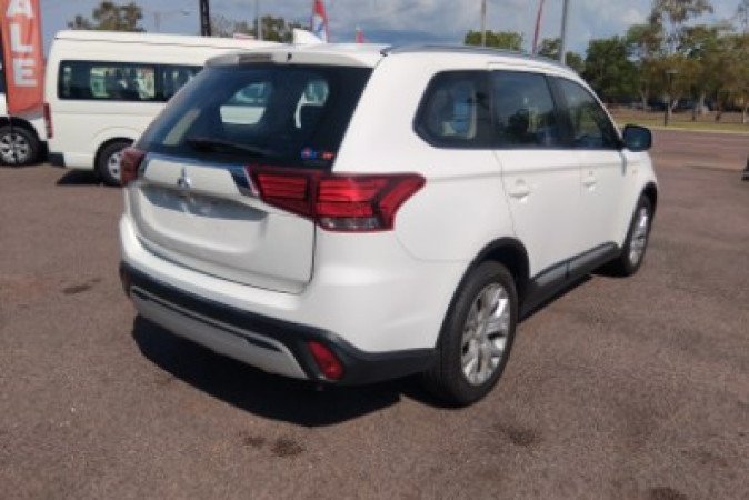 2020 MITSUBISHI OUTLANDER ES 7 SEAT (AWD)