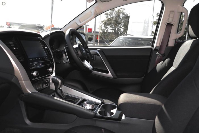 2025 Mitsubishi Pajero Sport GLX