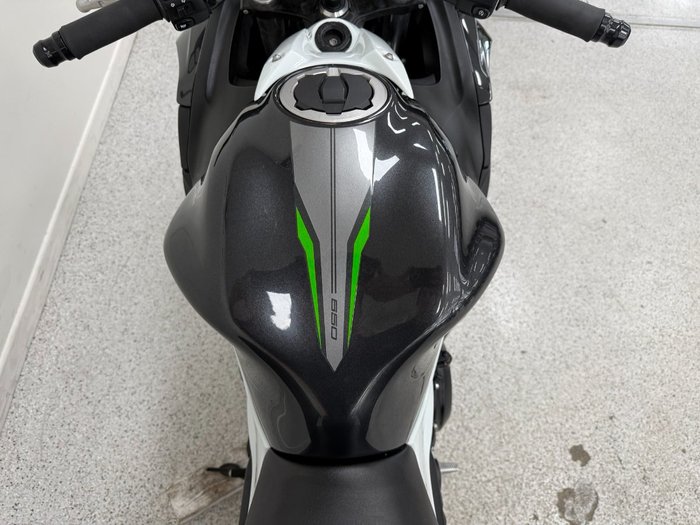 2022 Kawasaki NINJA 650L White