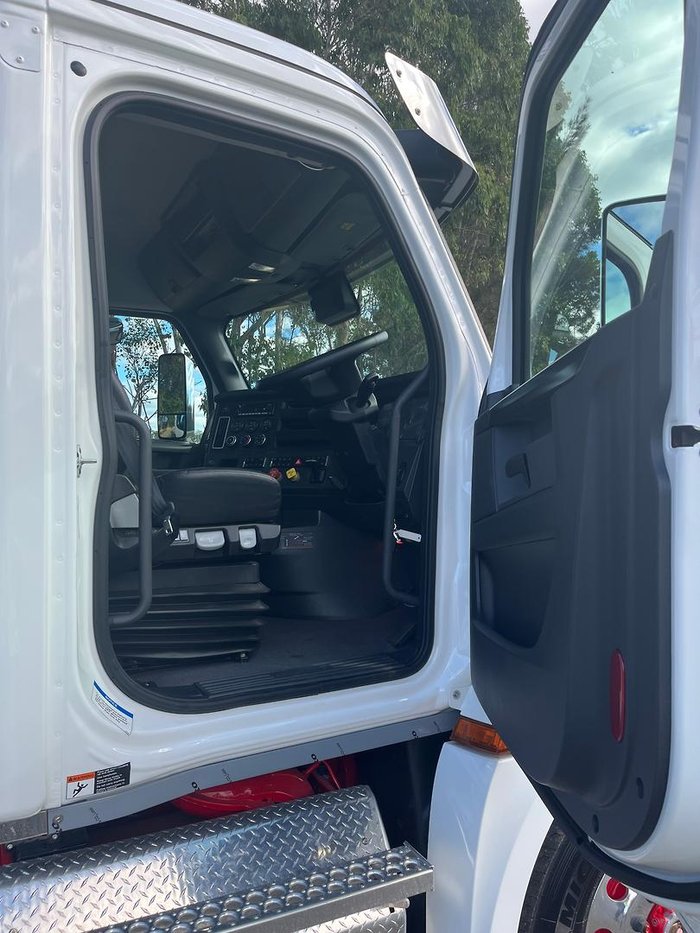 2024 Freightliner Cascadia 126 Tipper White