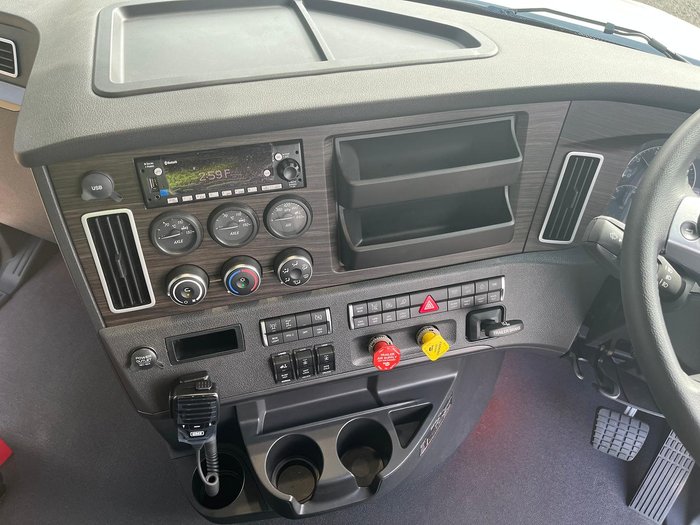 2024 Freightliner Cascadia 126 Tipper White