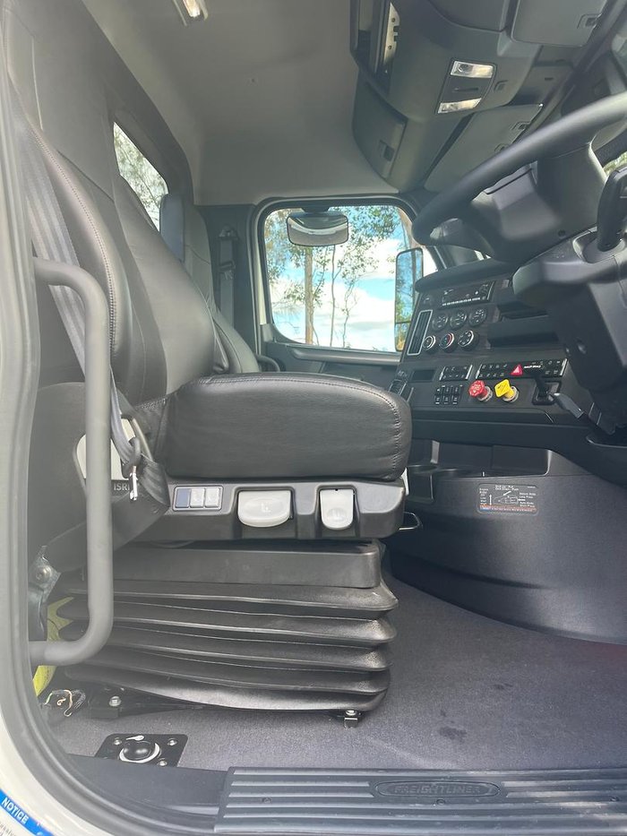 2024 Freightliner Cascadia 126 Tipper White