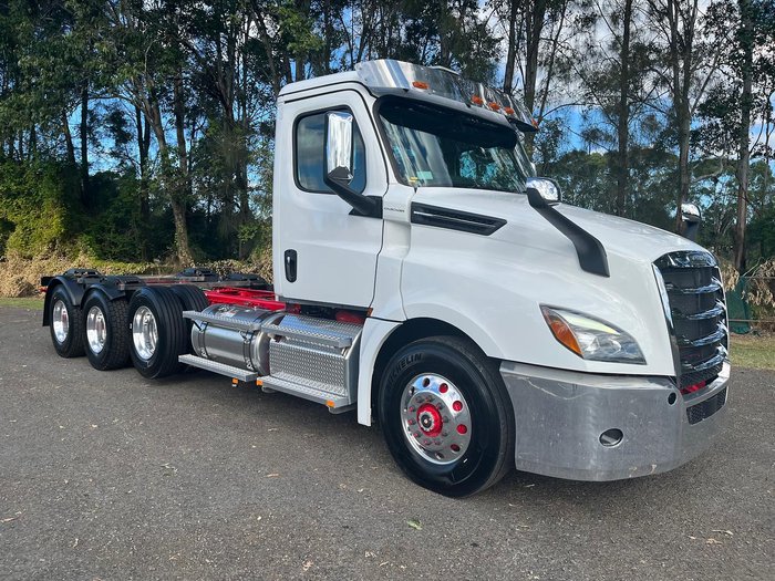 2024 Freightliner Cascadia 126 Tipper White