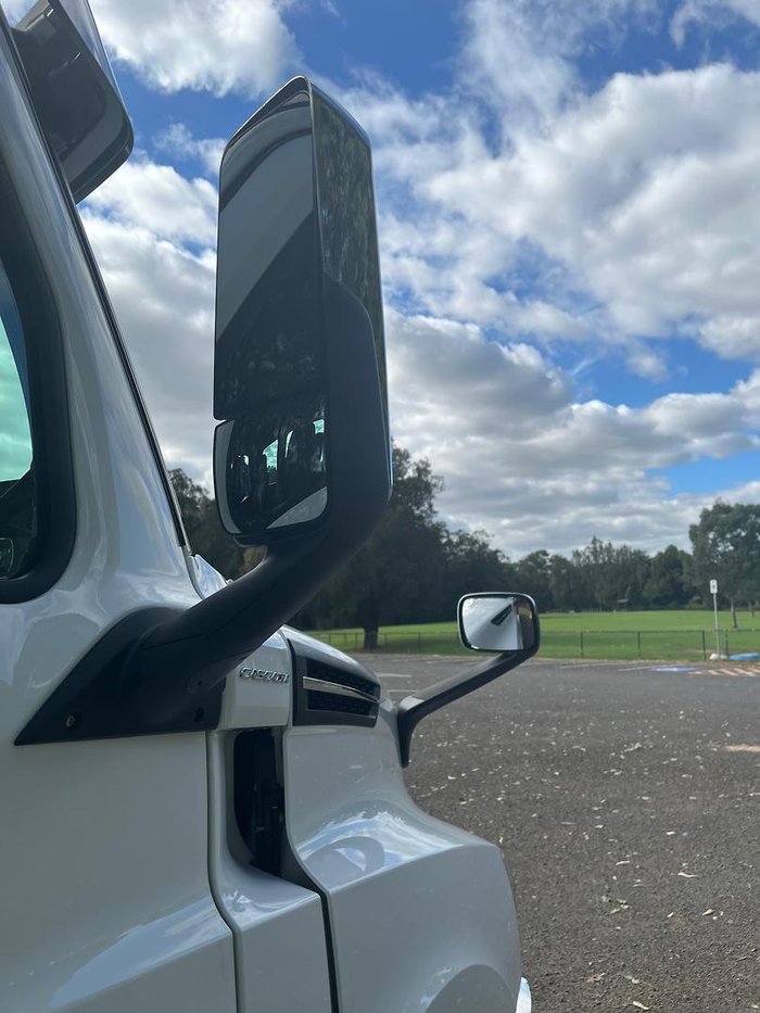 2024 Freightliner Cascadia 126 Tipper White